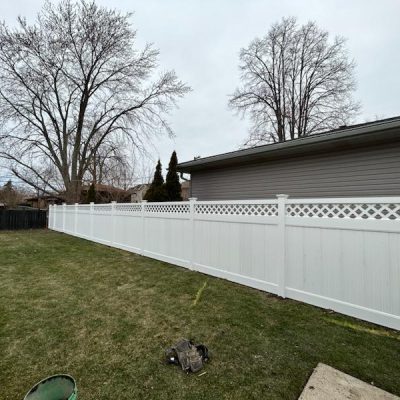 white vinyl fence with lattice top